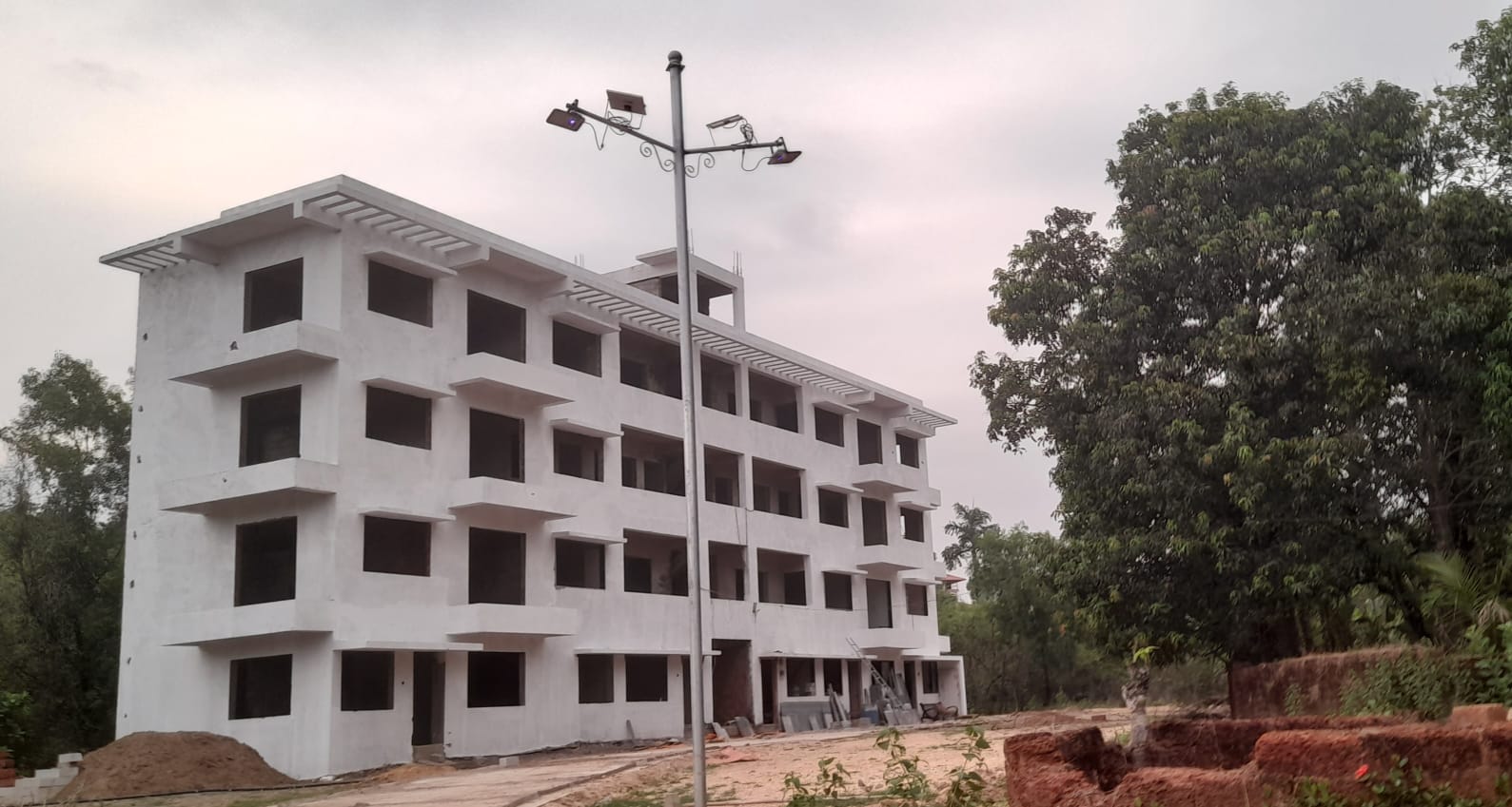 Evening site photo of Paradise Homes B Wing with installed lighting pole